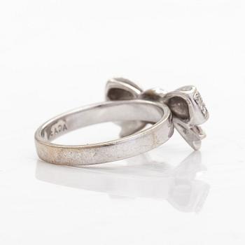 An 18K white gold ring with brilliant-cut diamonds.