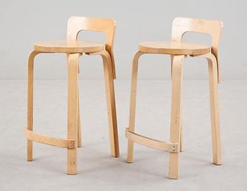 ALVAR AALTO, barstolar, ett par, brännmärkta. "Artek Aalto design, made in Finland: Modellnr: NB 45.