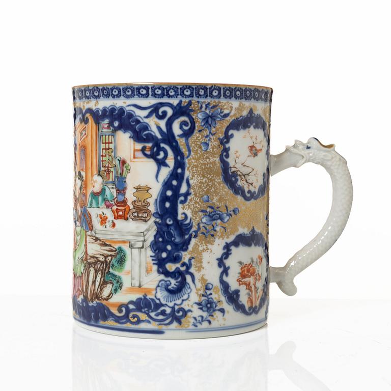 Mugg samt två muggar med lock, porslin, Kina, Qingdynastin, 1700-1800-tal.