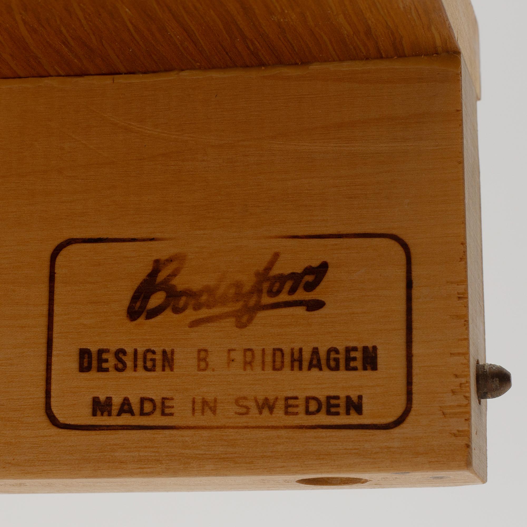 Bertil Fridhagen, ruokapöytä sekä tuoleja, 4 kpl, Bodafors, 1900-luvun toinen puolisko.