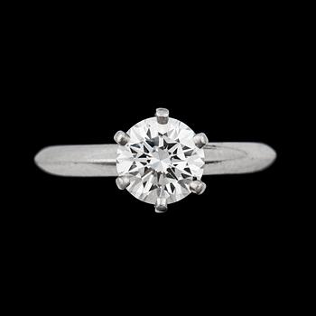 841. A Tiffany & co 1.04 cts diamond ring. Quality E/VVS2, very good cut according to certificate from Tiffany & co. NO16157.