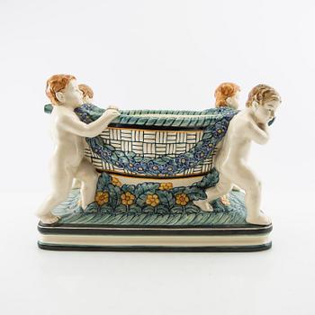 Wilhelm Süss jardinère för  Karslruhe Staatliche Majolika-Manufaktur AG 1900-talets första hälft.