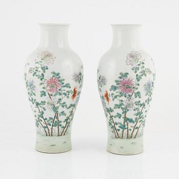 Vaser, ett par, poslin, Kina, tidigt 1900-tal.