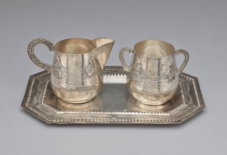 GRÄDDKANNA och SOCKERSKÅL med BRICKA, 3 delar, sterling silver, Peru, 1900-talets andra hälft. Vikt ca464,4g.