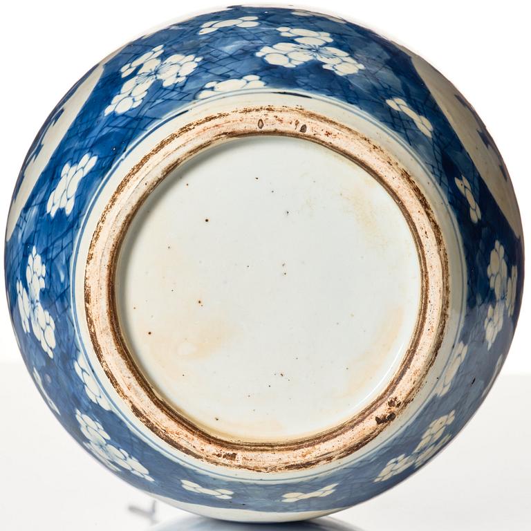 A blue and white jar mounted as a lamp, Qing dynasty, 18th Century.