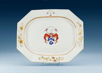 1405. An armorial serving dish, Qing dynasty, Qianlong (1736-95).