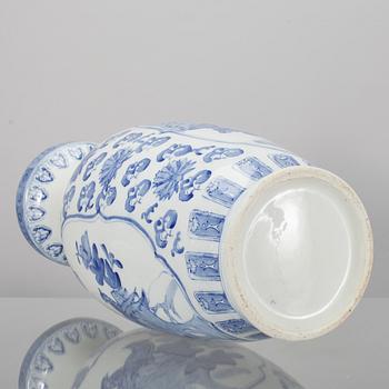 GOLVVAS, porslin, Kina 1900-tal.