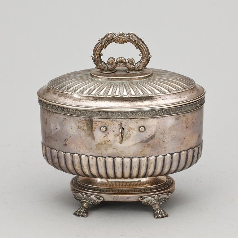 SOCKERSKRIN, silver, empire, Anders Lundqvist, Stockholm, 1832. Total vikt ca 831g.