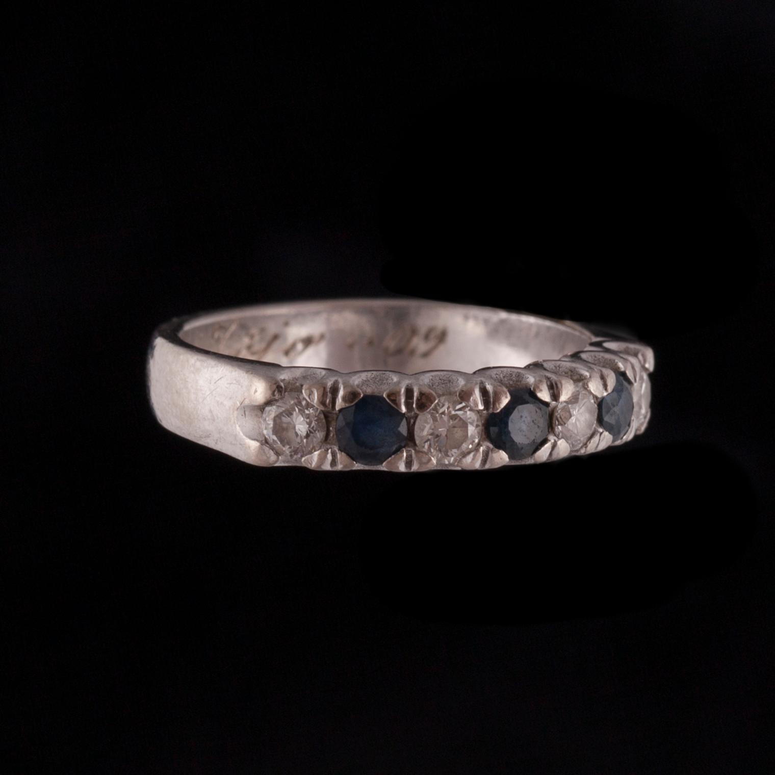 RINGAR, 2 st, 18K vitguld, diamanter och safirer. Vikt totalt ca 8,4 g.