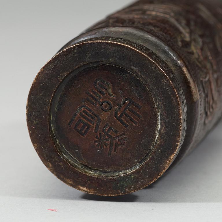 VAS, patinerad brons med silverinläggningar, Qingdynastin, 1700-tal.