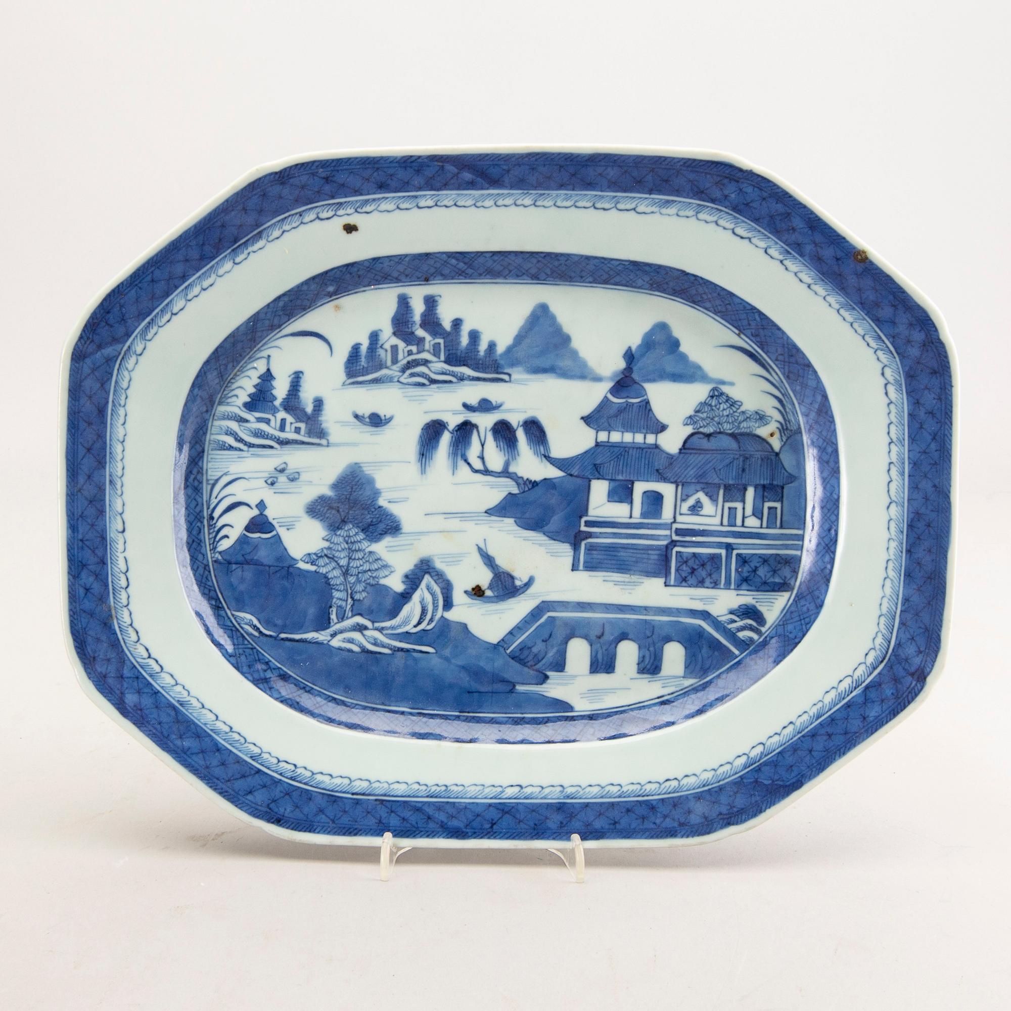 Uppläggningsfat 2 st Kina omkring 1800 porslin.