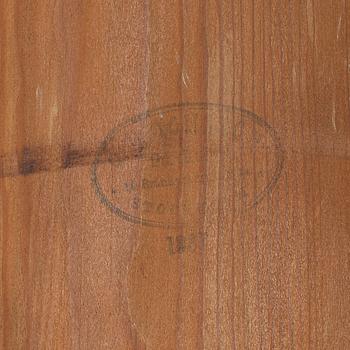 Klädskåp från omkring år 1900.