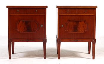 SÄNGBORD, ett par, gustaviansk stil, 1900-tal.