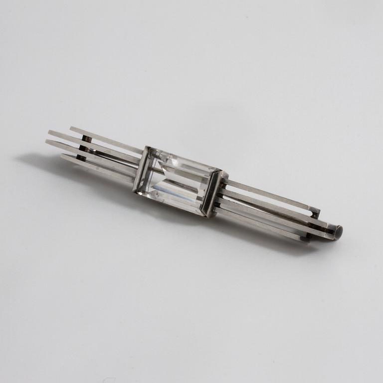 ATELJÉ STIGBERT, Stockholm, 1942, brosch med fasettslipad bergkristall.