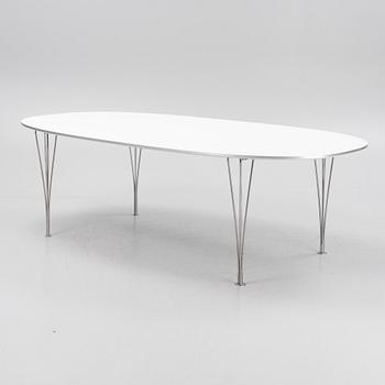 A 'Super elliptical' dining table by Bruno Mathsson & Piet Hein for Fritz Hansen, dated 2018.