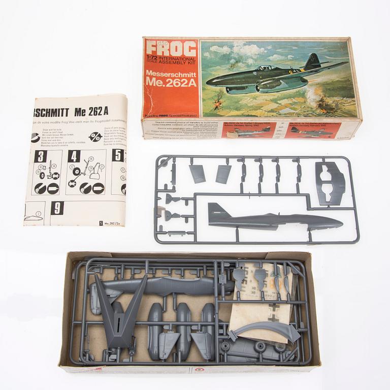 MODELLBYGGSATSER, 11 st, flygplan, bl a Revell och Matchbox, 1970-tal.