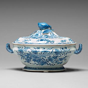 A blue and white tureen with cover, Qing dynasty, Qianlong (1736-95).