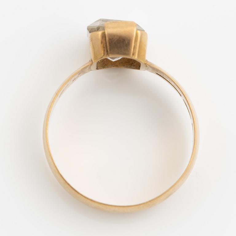 Ring 18K gold with white synthetic spinel.