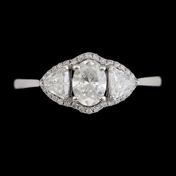 RING, 18K vitguld, diamanter tot ca 0.86 ct. Vikt ca 2 g.