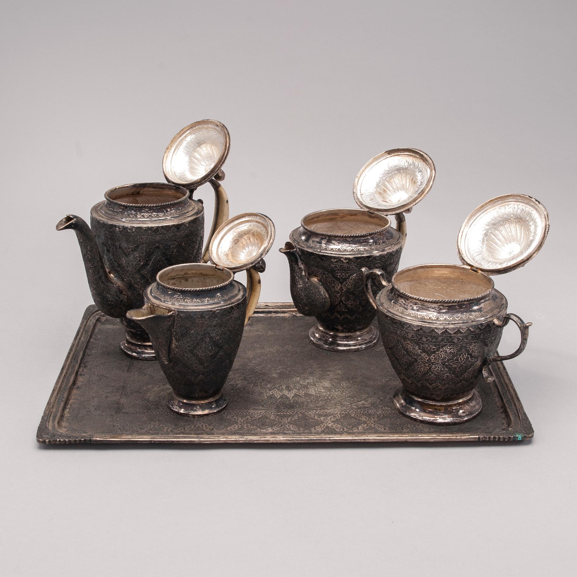 BRICKA, KANNOR, 3 st och SOCKERSKÅL, silver, Persien 1900-talets första hälft. Totalvikt ca 2800 g.