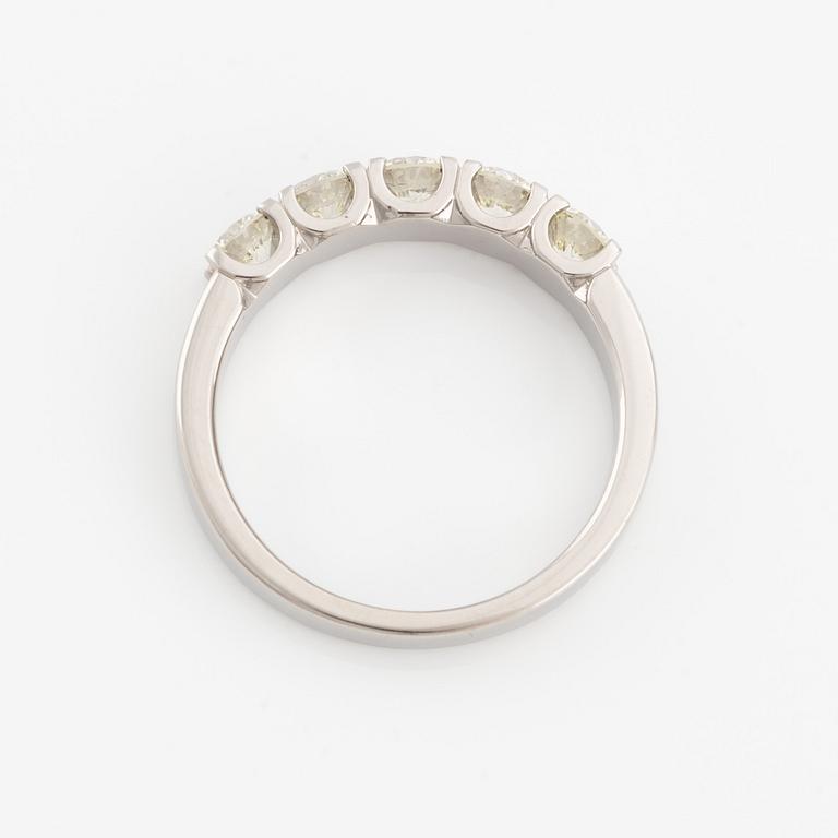 Ring in 14K gold with round brilliant cut diamonds.