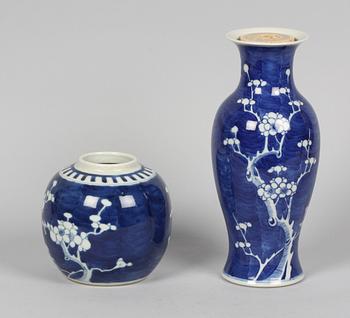 VASER samt BOJANER, 4 delar, porslin, 1800-tal, Kina.