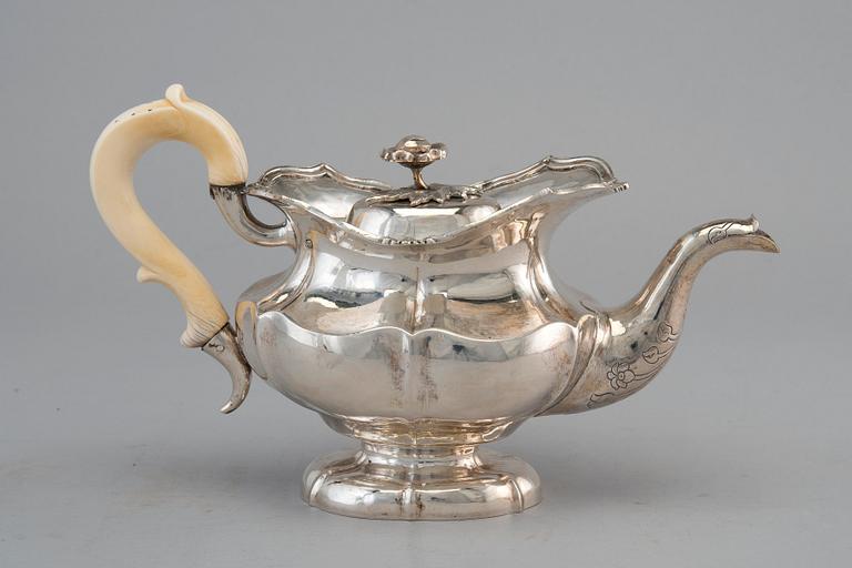 A TEA-POT, 84 silver Moskow 1850. Weight 385 g.