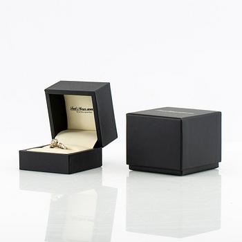 Ring 14K white gold set with a round brilliant-cut diamond, as well as princess-cut and baguette-cut diamonds.