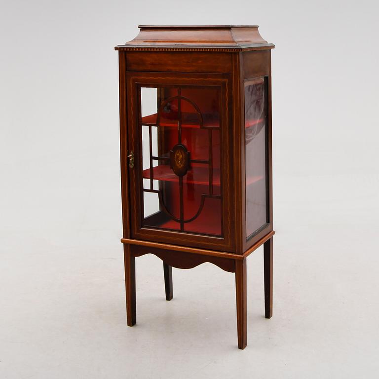 VITRINSKÅP, England, 1900-talets första hälft.