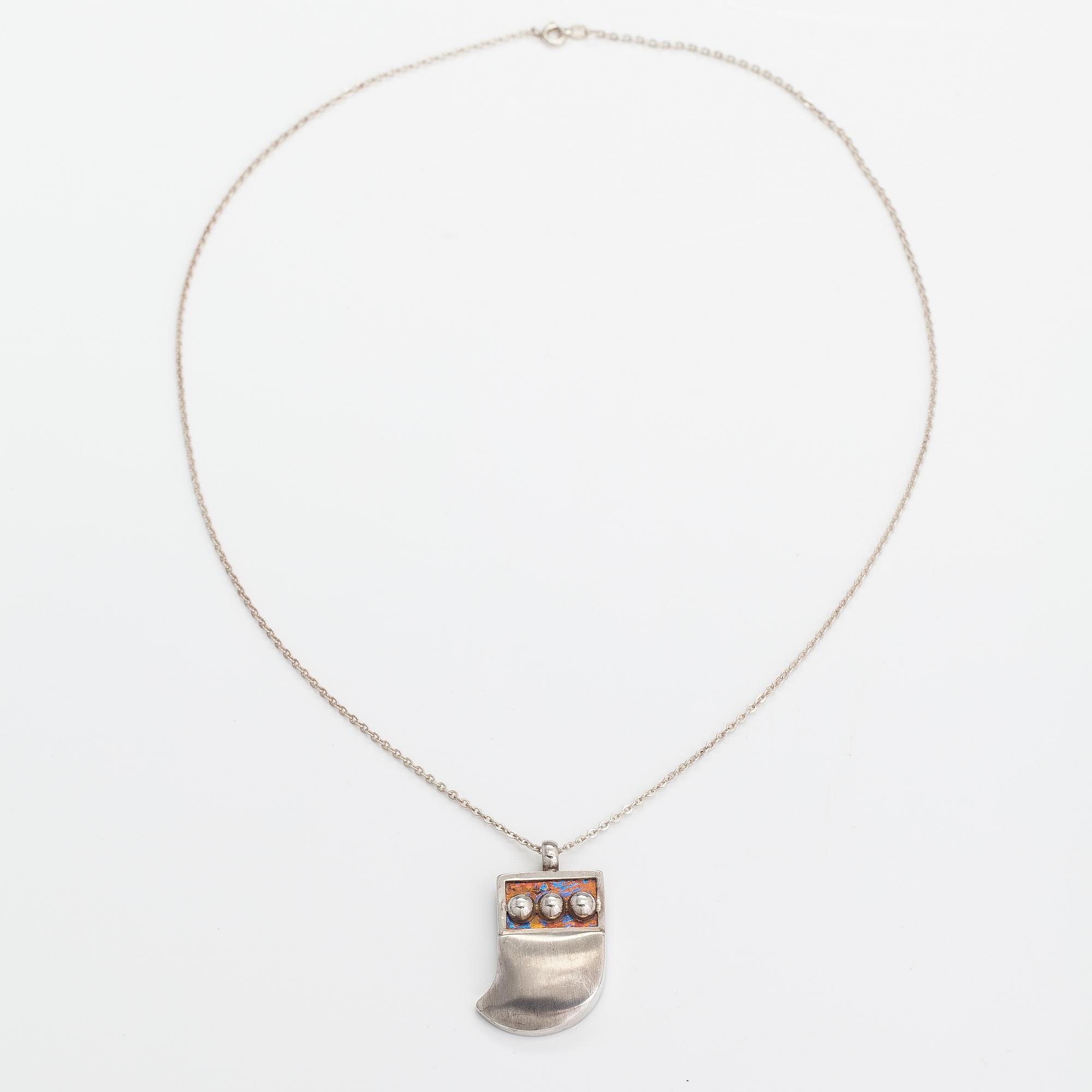 Nanny Still, Halsband, sterlingsilver, titan. Kultakeskus, Tavastehus 1976.