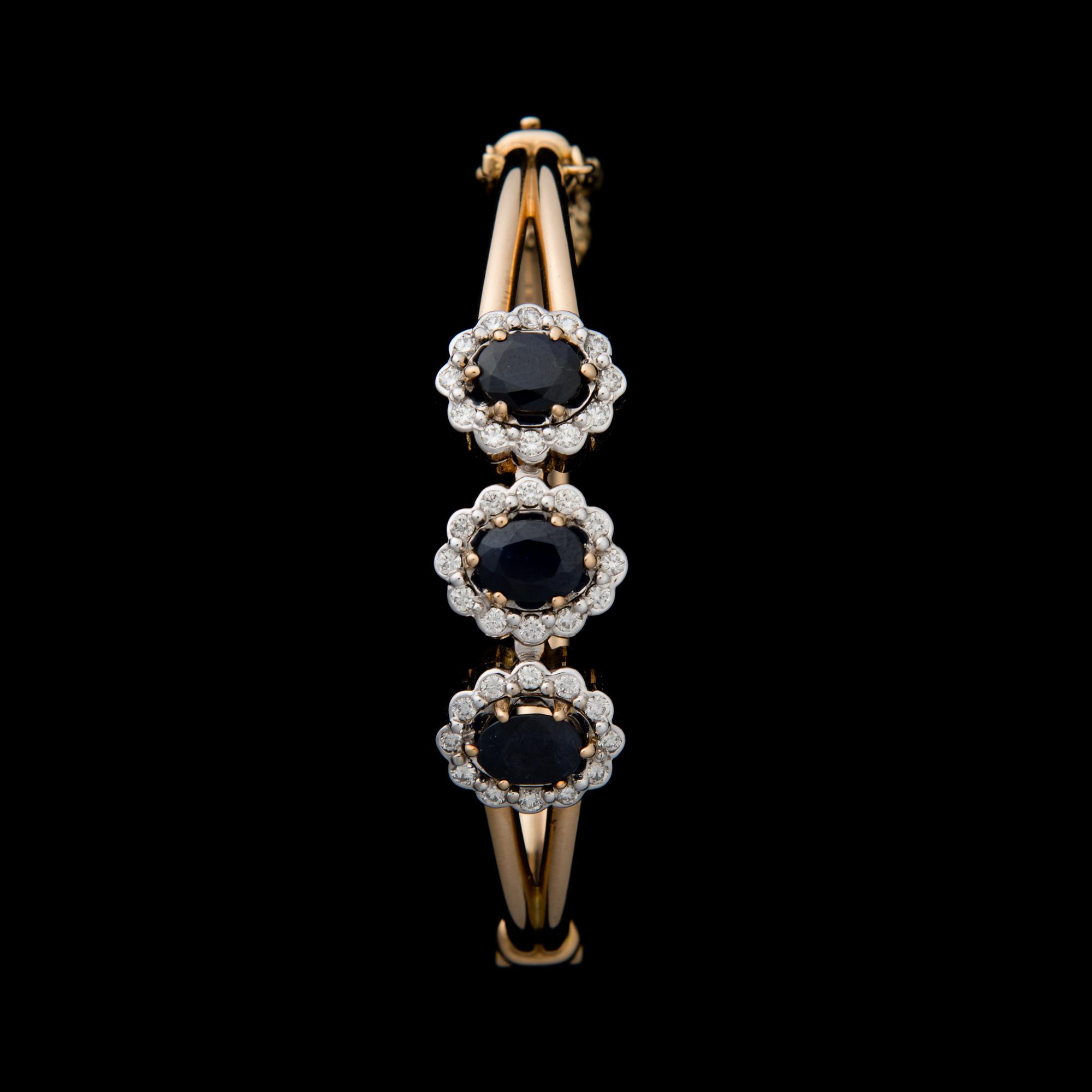 ARMRING, fasettslipade safirer, briljantslipade diamanter, 18K guld.