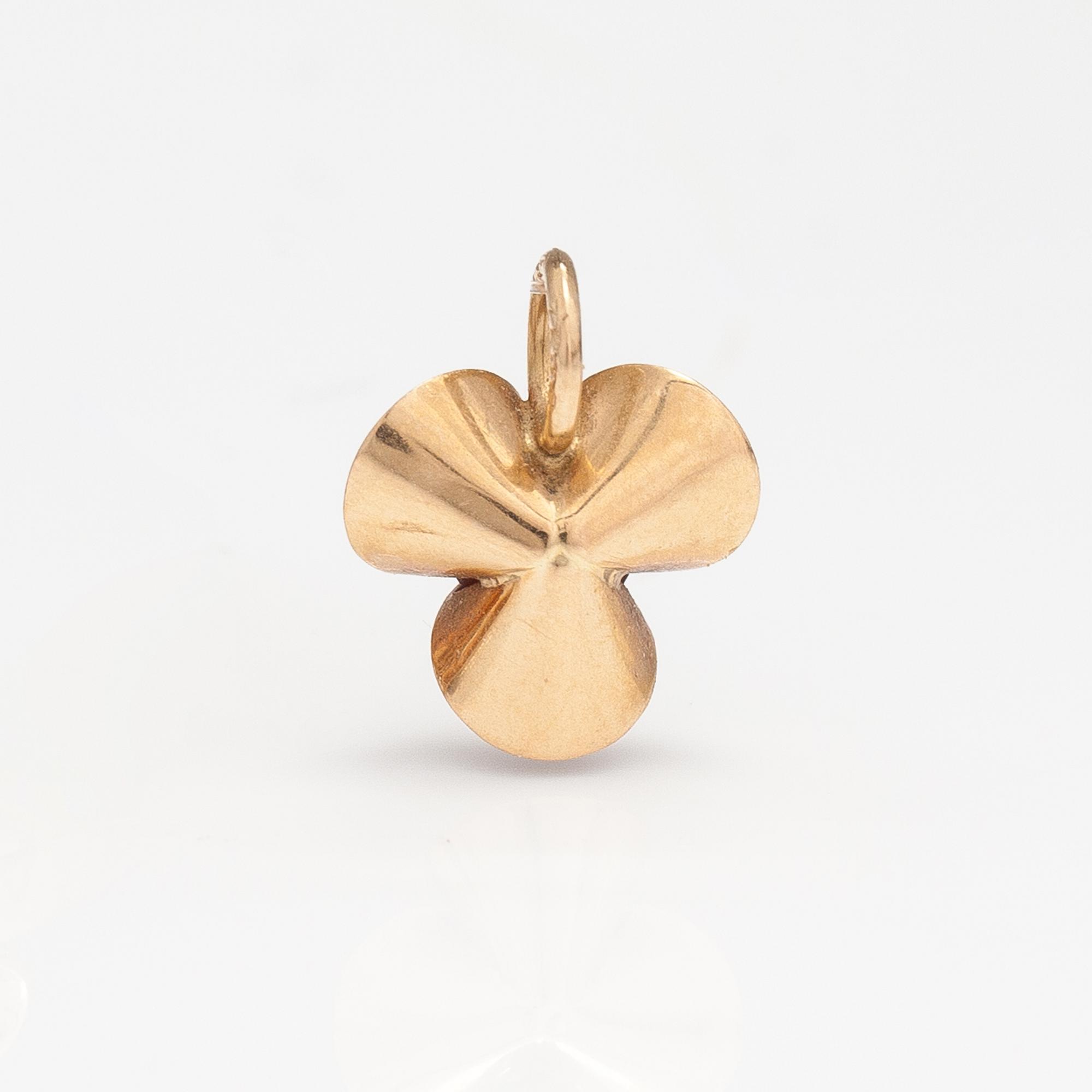 Elis Kauppi, A ring, pendant and earrings made of 14K gold with garnets. Kupittaan kulta, Turku 1972.