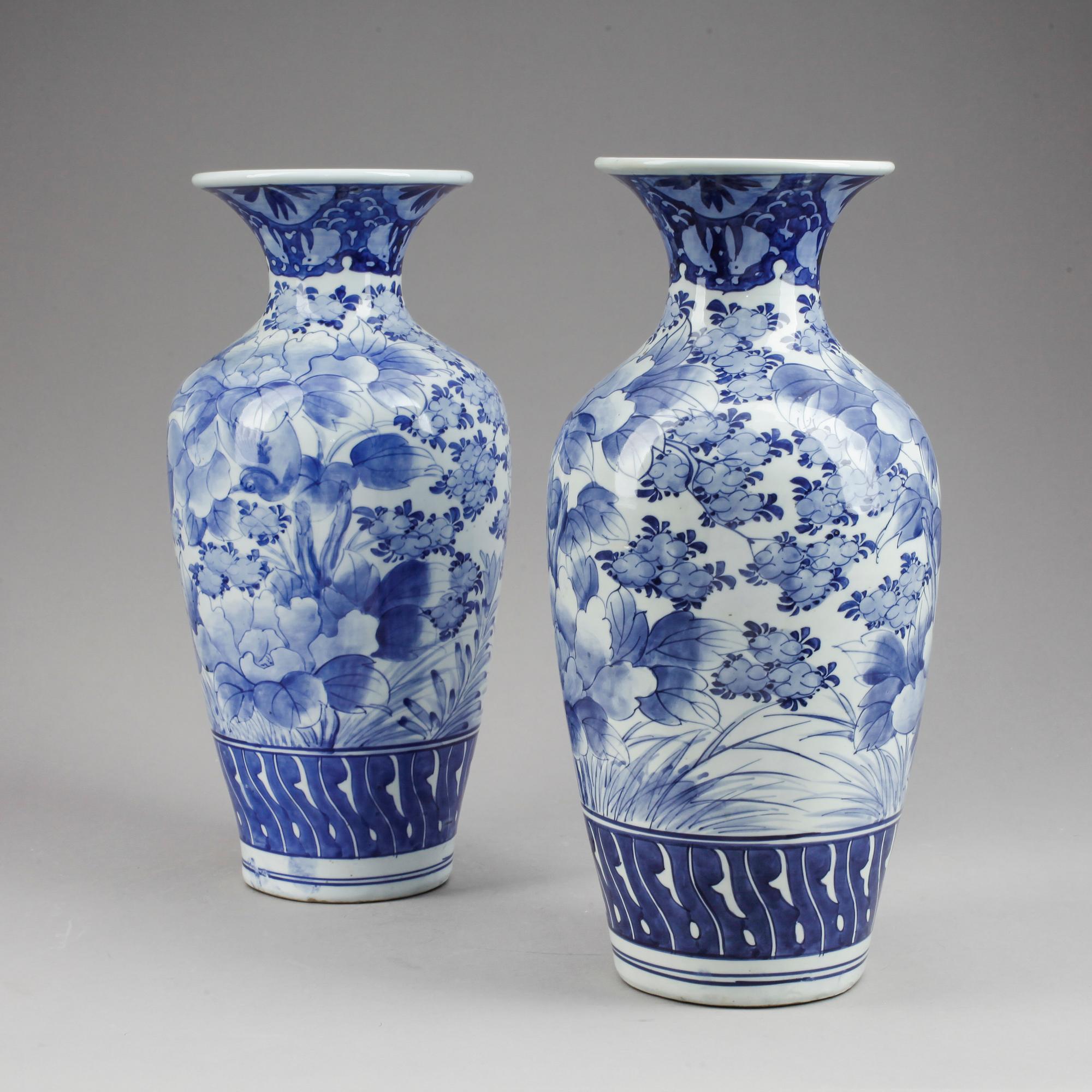 GOLVVASER, ett par, porslin, Japan, 1900-tal.