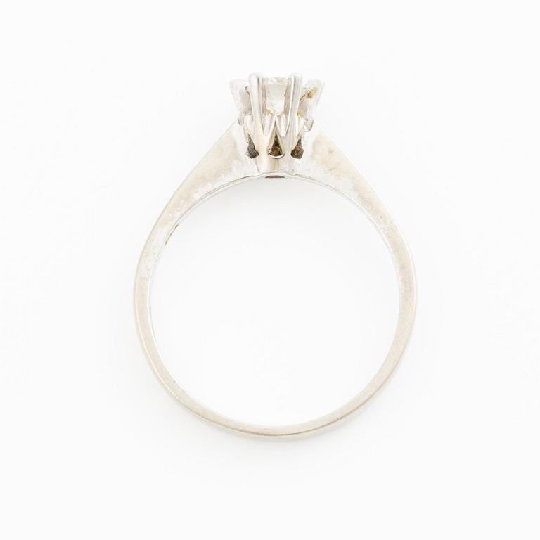 Ring, 18K vitguld med briljantslipad diamant.