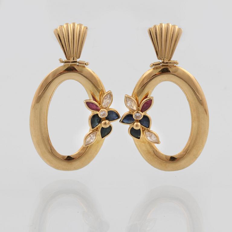 ÖRHÄNGEN, 18K guld med briljantslipade diamanter och fasettslipade safirer och rubiner, Vicenza, Italien. Vikt 8,0 gram.