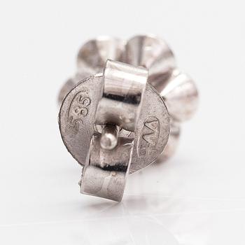 A pair fof 14K white gold earrings with diamonds ca. 0.32 ct in total.