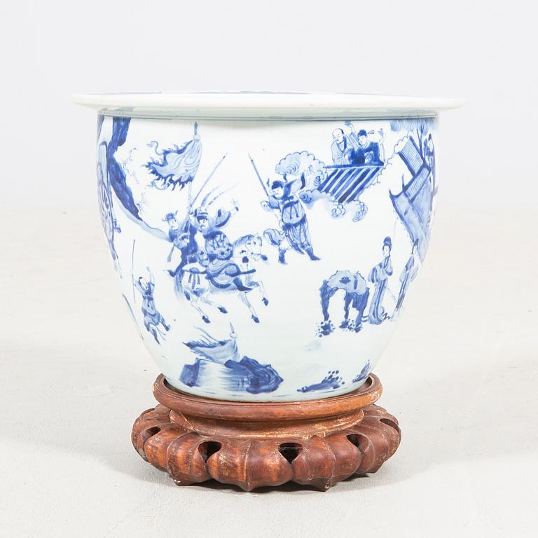 A large Chinese flower pot, Qing dynasty, Kangxi (1662-1722).