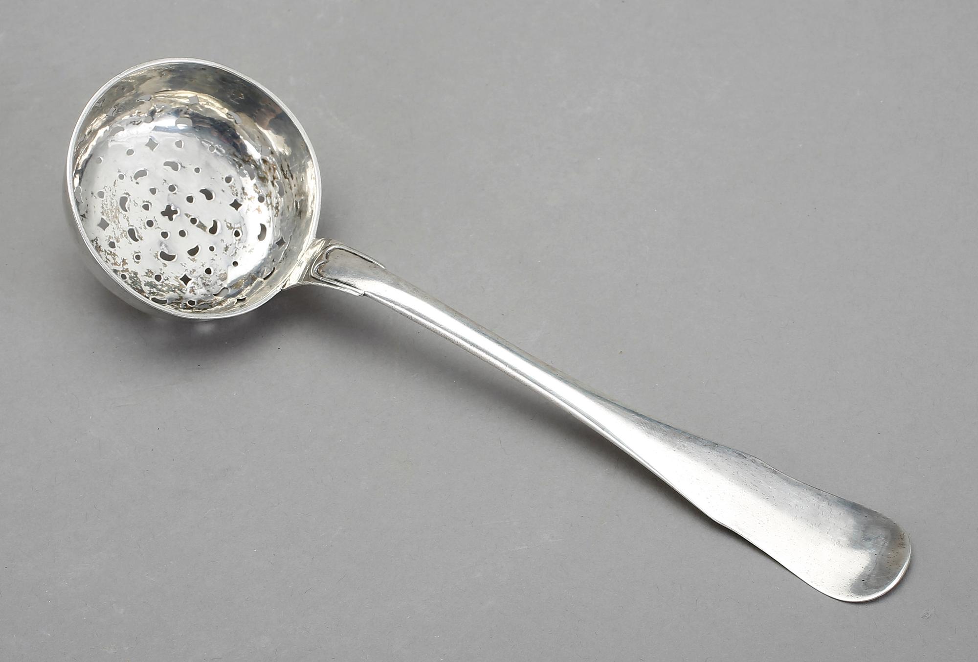 POKAL OCH STRÖSKED, silver, bland annat Carl Berg, Norrköping, 1777. Total vikt ca 261g.