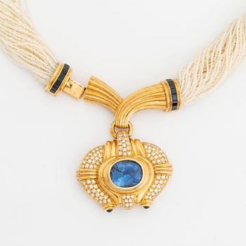 A pearl necklace with clasp in 18K gold set with sapphires and round brilliant-cut diamonds.