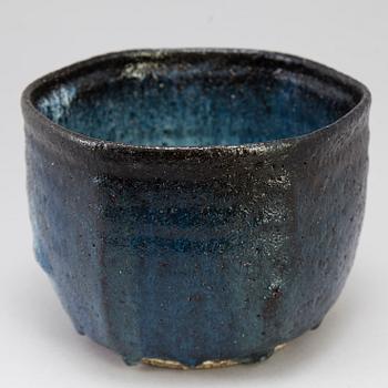 A stoneware bowl by Gutte Eriksen.