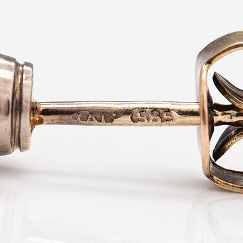 Örhängen, 18K guld, diamanter ca. 0.56 ct tot enligt certifikat.