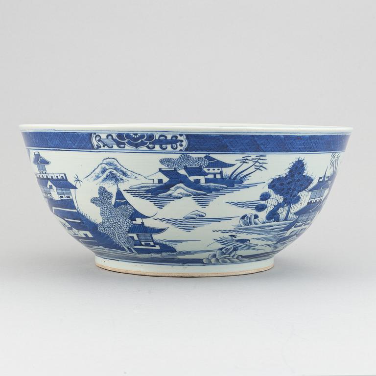 A large blue and white bowl, Qing dynasty, late 19th Century.
