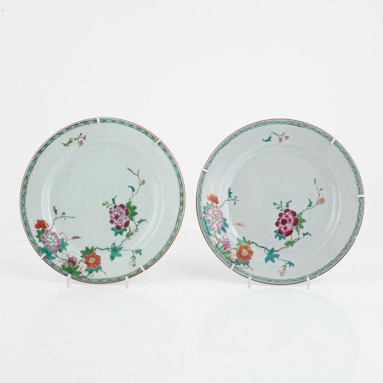 A set of five Chinese export porcelain plates, Qing dynasty, Qianlong (1736-95).