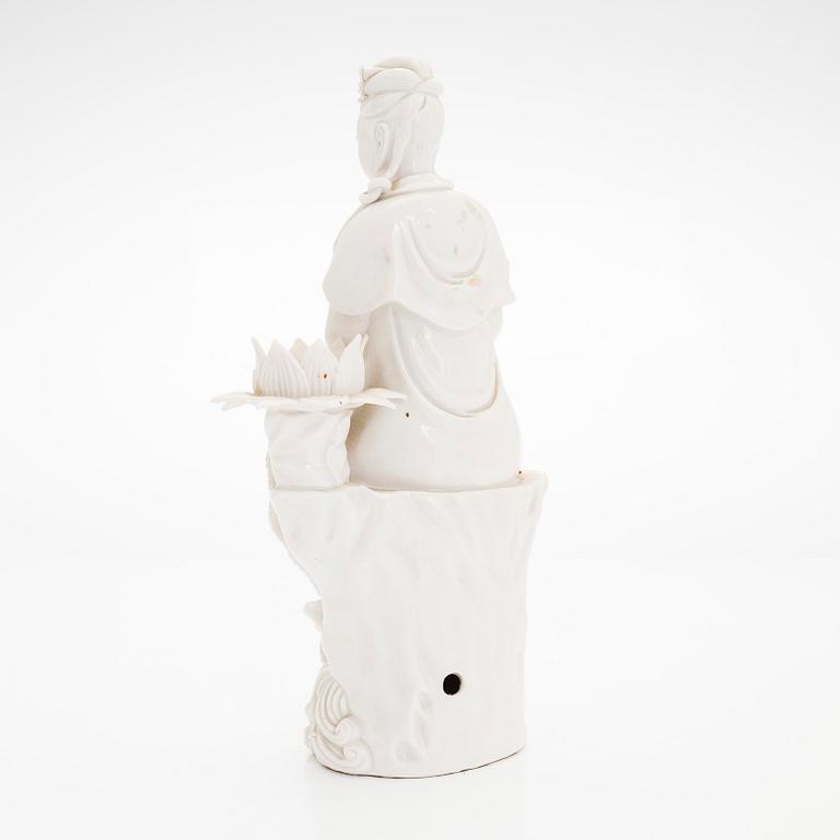 A blance de chine figure of Guanyin, Qing dynasty, 19th century.