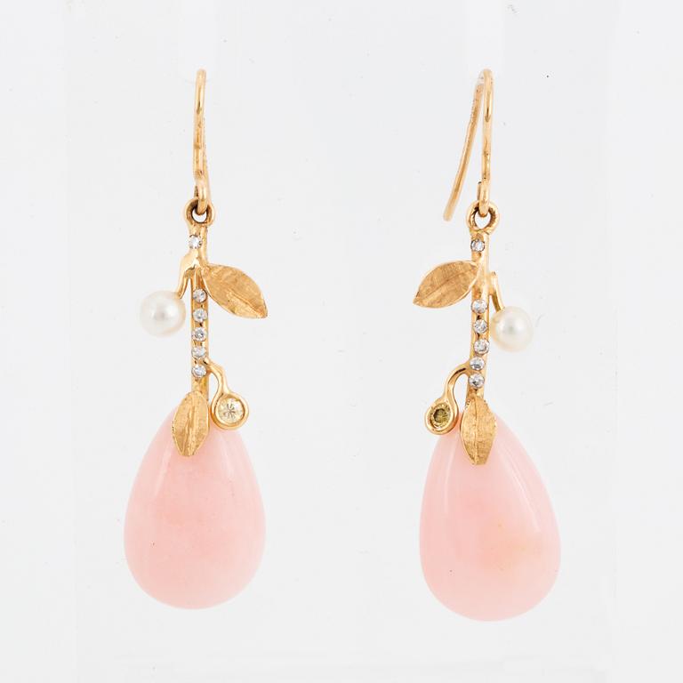 ÖRHÄNGEN, med rosa droppformade opaler, pärlor och diamanter.
