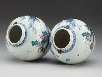 A pair of imari verte jars, Qing dynasty, 18th Century.