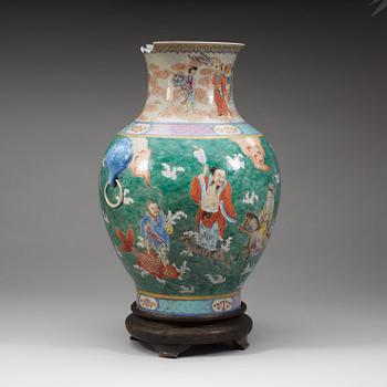 An enameled vase, late Qing dynasty with seal mark.