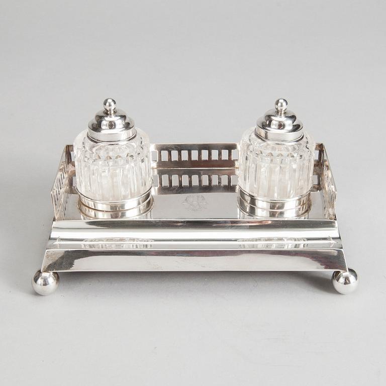 SKRIVBORDSSTÄLL, silver, finska importstämplar från 1910. Silvervikt 316 g.