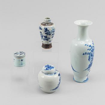 Two blue and white vases, a jar and a box with cover, China, late Qing dynasty.