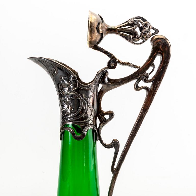 A pair of Art Nouveau glas and metall decanters, around 1900.